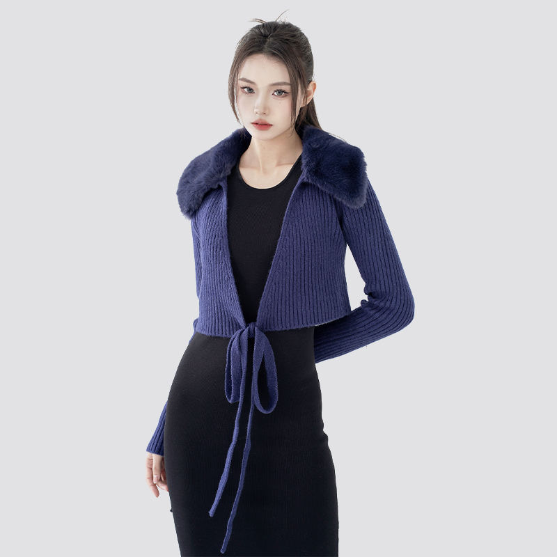 Comment porter un cardigan à lacets avec revers en fourrure pour les tenues d'hiver