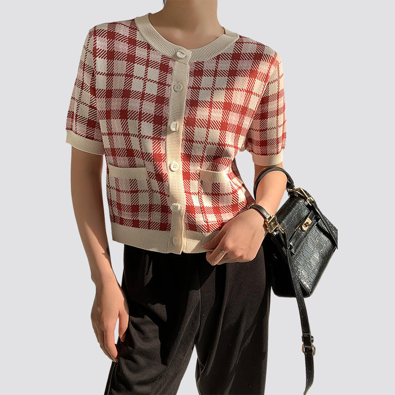 Comment un cardigan tricoté à carreaux rouges et blancs à manches courtes pour femme peut-il être à la fois confortable et à la mode ?